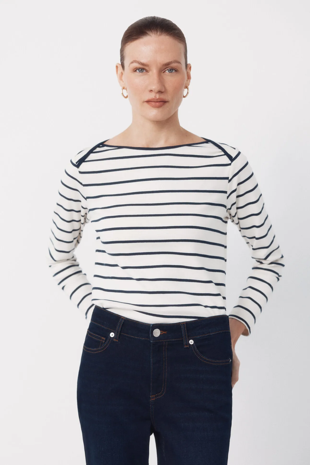 Camiseta com gola canoa contrastante