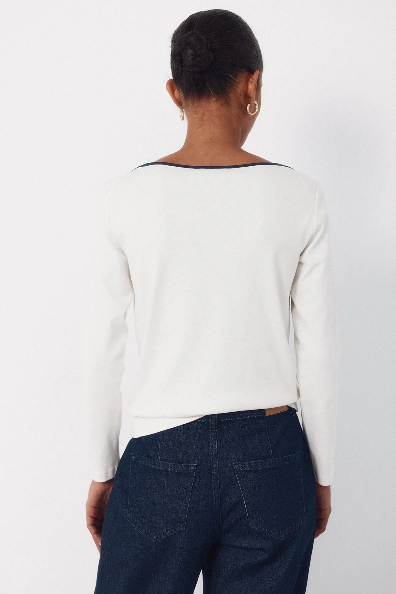 Camiseta com gola canoa contrastante
