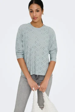 Camiseta com recortes