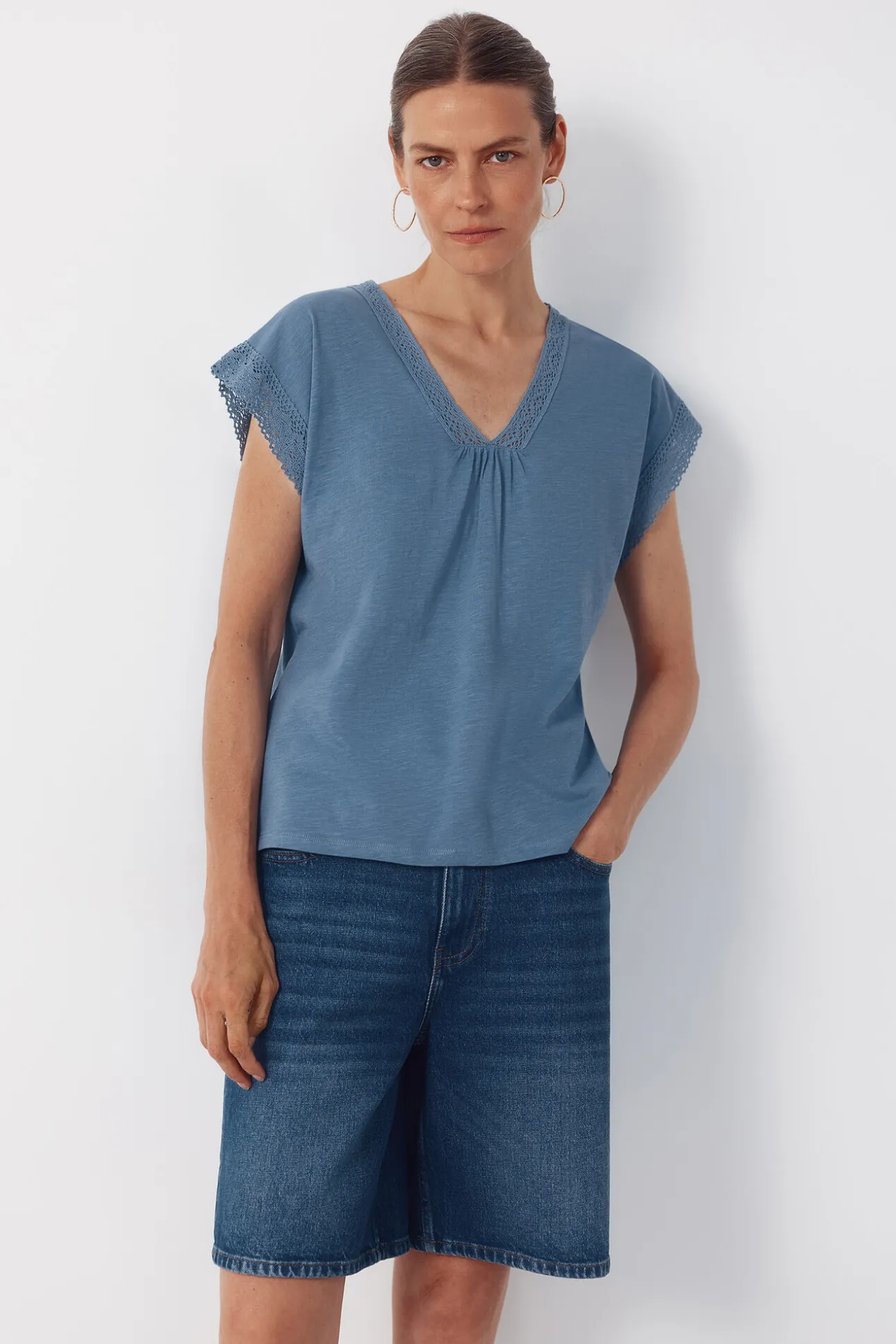 Camiseta de tecido texturizado com detalhes.