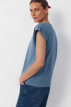 Camiseta de tecido texturizado com detalhes.