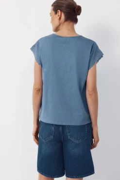 Camiseta de tecido texturizado com detalhes.