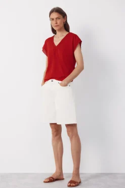 Camiseta de tecido texturizado com detalhes.