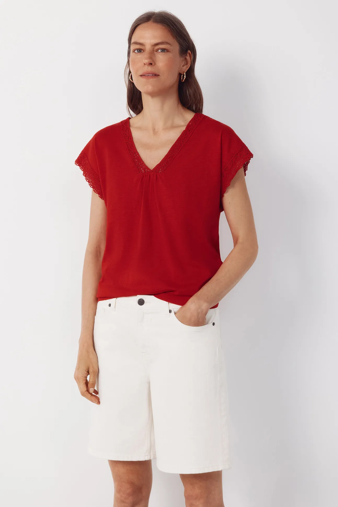 Camiseta de tecido texturizado com detalhes.