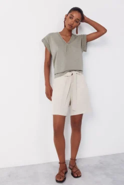 Camiseta de tecido texturizado com detalhes.