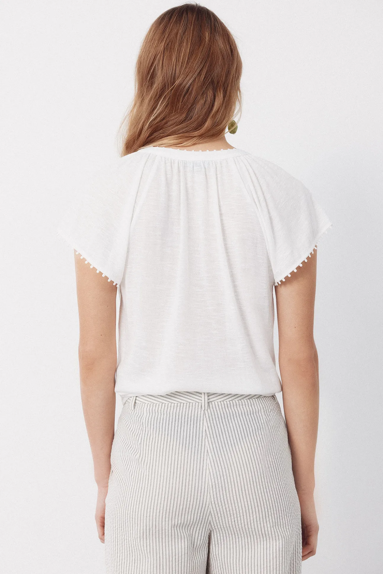 Camiseta fluida com detalhes.