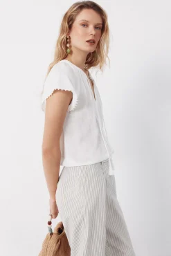 Camiseta fluida com detalhes.