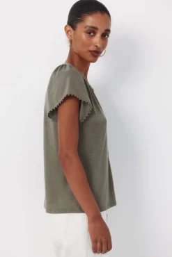Camiseta fluida com detalhes.