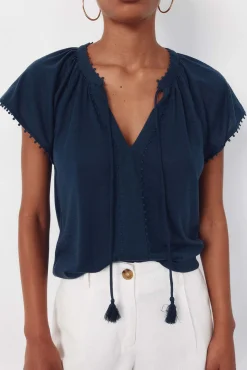 Camiseta fluida com detalhes.
