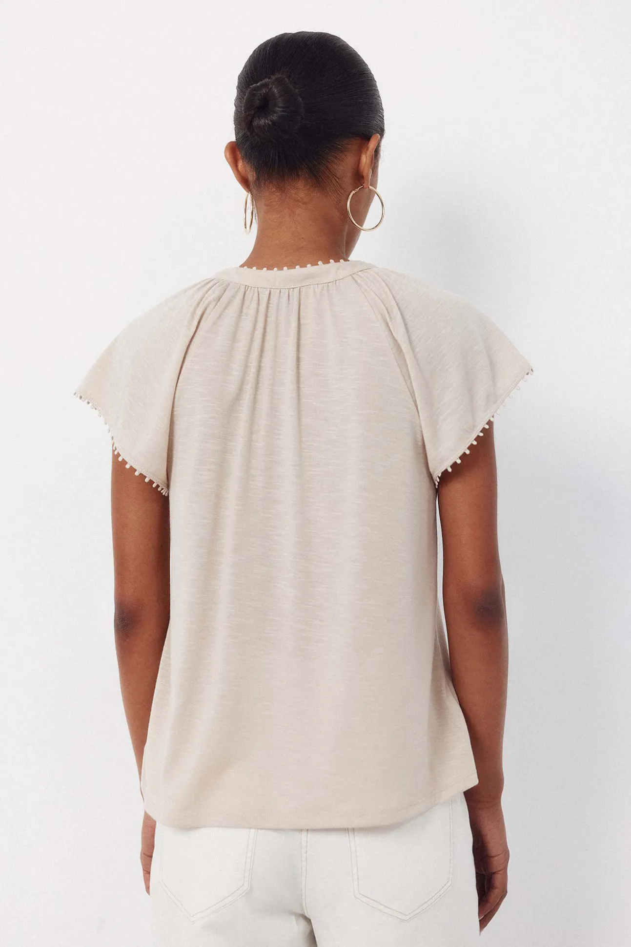 Camiseta fluida com detalhes.