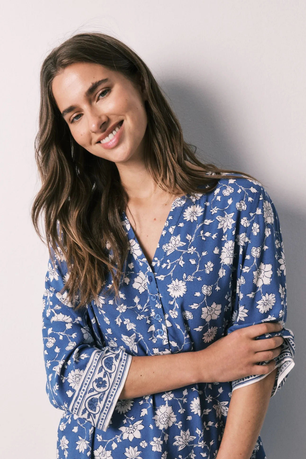 Camisola azul com flores