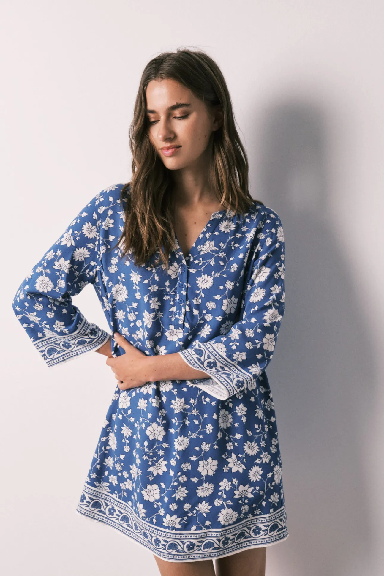 Camisola azul com flores