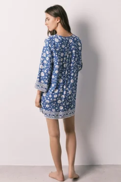 Camisola azul com flores