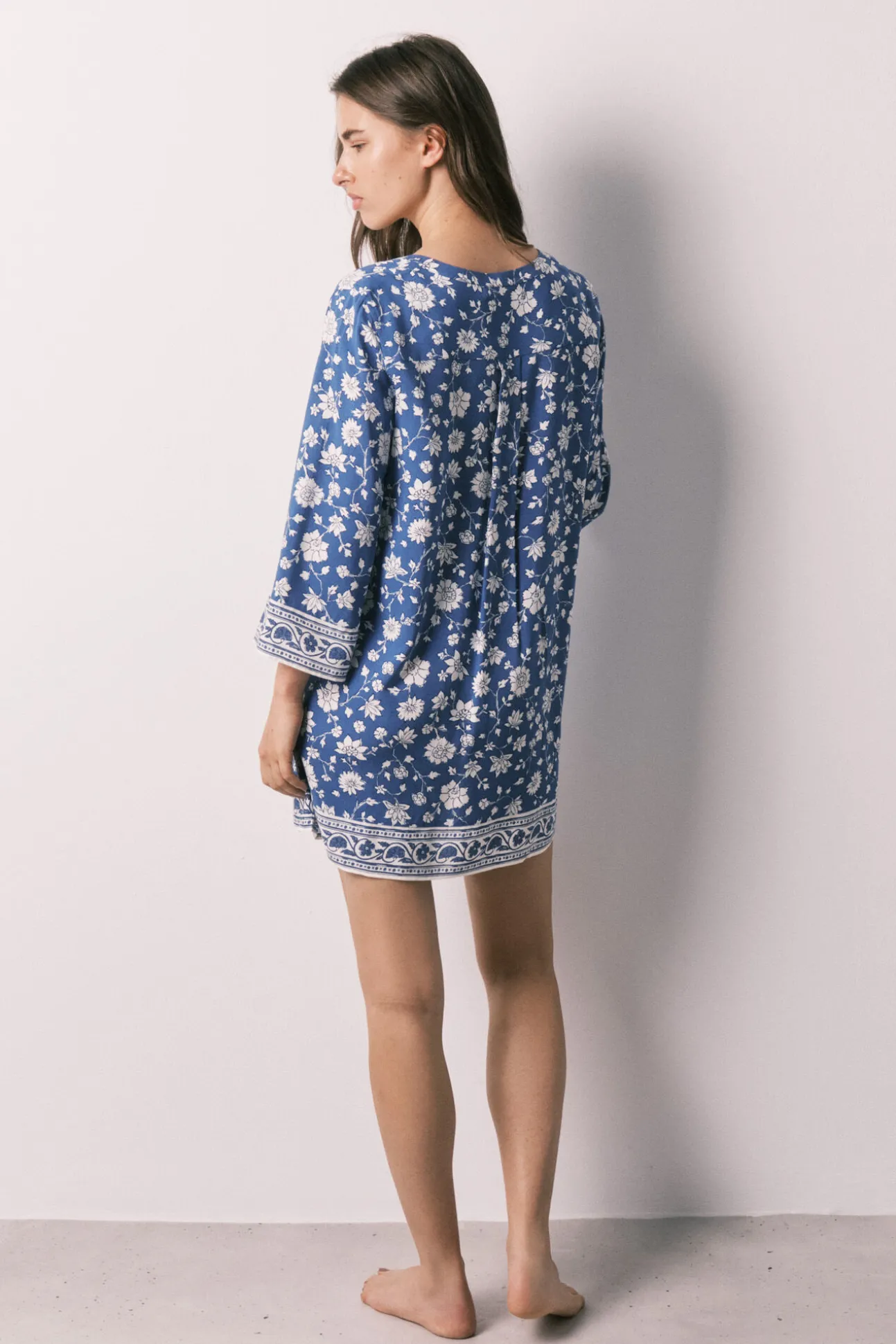 Camisola azul com flores