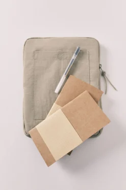 Capa tablet acolchoada com logo verde