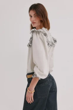 Carolina. Blusa bordada