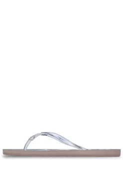 Chinelo de tiras com logo metálico