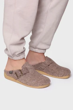 Chinelo feminino estilo tamanco em feltro