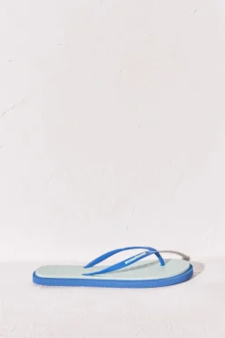 Chinelos de dedo com textura floral azul