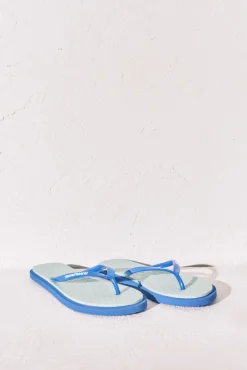 Chinelos de dedo com textura floral azul