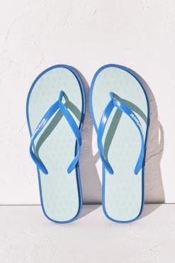 Chinelos de dedo com textura floral azul