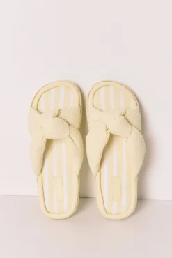 Chinelos de quarto com laçada volumosa amarelo