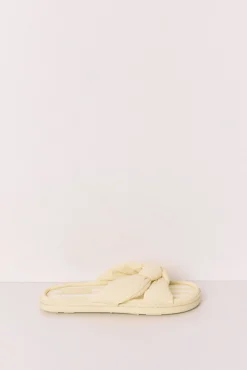 Chinelos de quarto com laçada volumosa amarelo