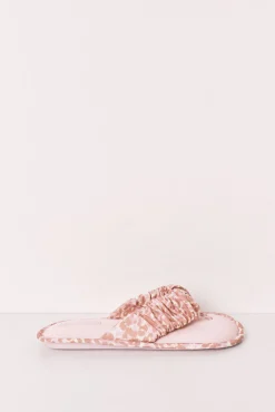 Chinelos de quarto com tiras animal print