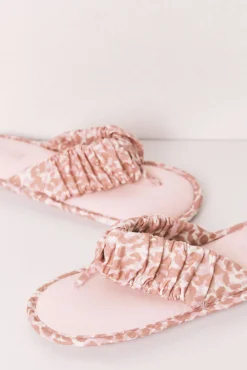 Chinelos de quarto com tiras animal print