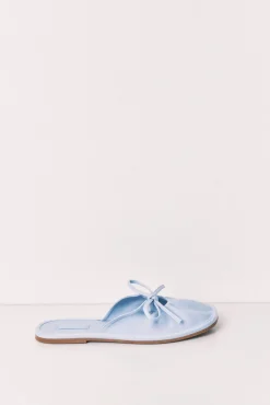 Chinelos de quarto em cetim azul claro