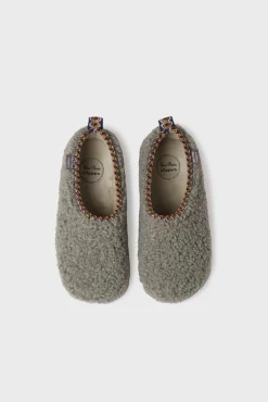 Chinelo tipo babucha em borrego