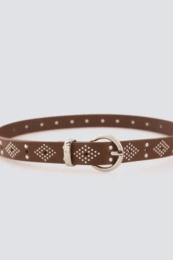 Cinto com fivela redonda e tachas