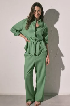 Conjunto de camisa e calças