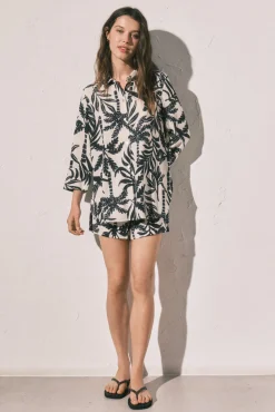 Conjunto de camisa e calções estampados