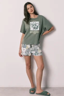 Conjunto de chinelos e pijama
