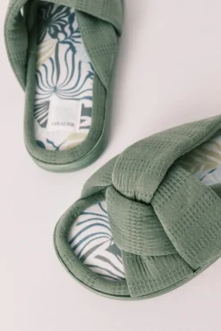 Conjunto de chinelos e pijama