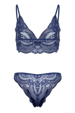 Conjunto de de renda sem aro e sem soutien em copas com cueca brasileira