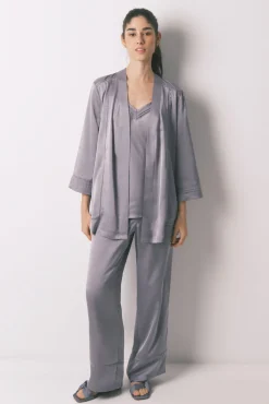 Conjunto de pijama de cetim e renda cinzento