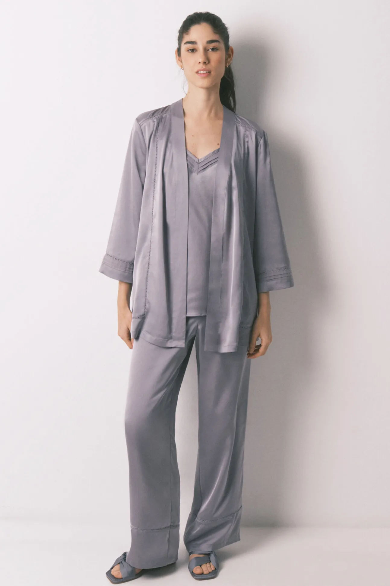 Conjunto de pijama de cetim e renda cinzento