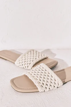 Conjunto de pijama e sandálias