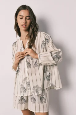 Conjunto de pijama e sandálias