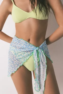 Conjunto de top, pareo e cueca