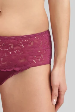 Cueca alta em renda floral acetinada