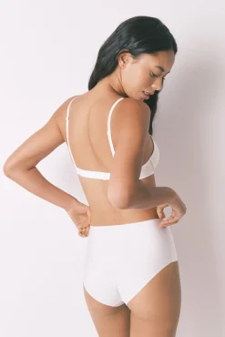 Cueca branca de cintura alta e corte limpo