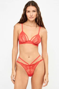 Cueca brasileira de renda de flores