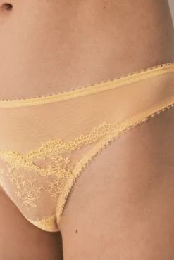 Cueca clássica com bordado de flores amarela