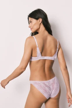 Cueca clássica de renda lilás
