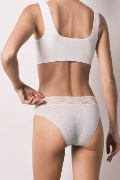Cueca clássica em algodão com renda cinza