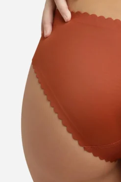 Cueca clássica em microfibra e renda