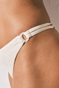 Cueca de biquíni brasileira com textura efeito U branca